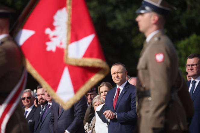 Prezydent RP Karol Nawrocki i pierwsza dama Marta Nawrocka podczas polowej mszy świętej na Polskim Cmentarzu Wojennym pod Monte Cassino
