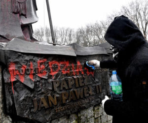 Dewastacja pomnika Jana Pawła II w Szczecinie