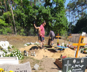 Pogrzeb 12-letniej Wiktorii w Brzozie. Uroczystości na cmentarzu