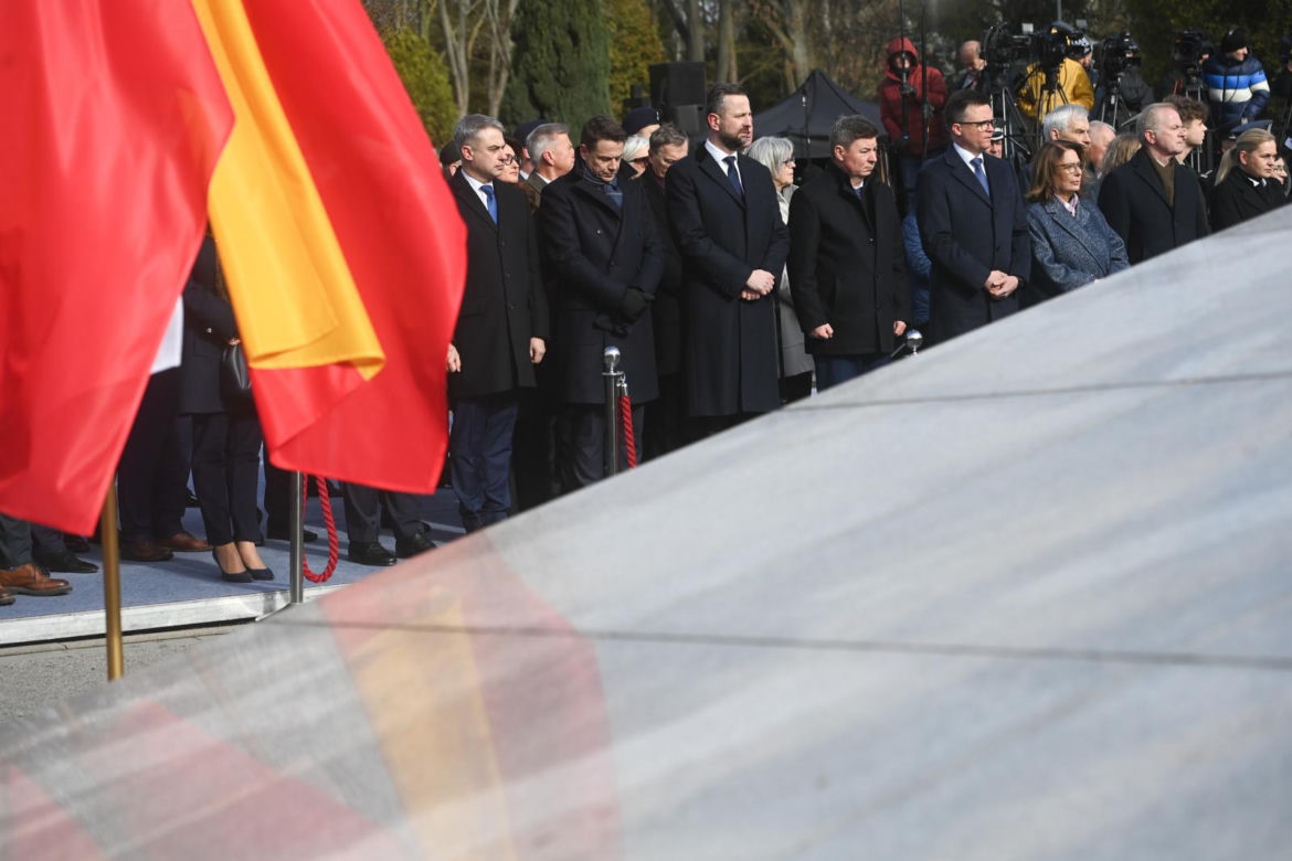 Uroczystości przed pomnikiem Ofiar Katastrofy Smoleńskiej na Cmentarzu Wojskowym na Powązkach