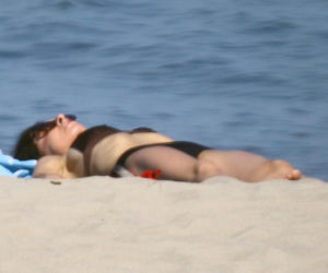 Marta Kaczyńska z mężem i synem na plaży