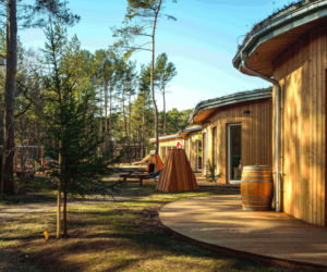 Dzieci czują się tu jak na obozie skautów. Natura zagląda im do okien