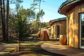 Natura stała się fundamentem architektury. Dzieci czują się tu, jak na obozie skautów