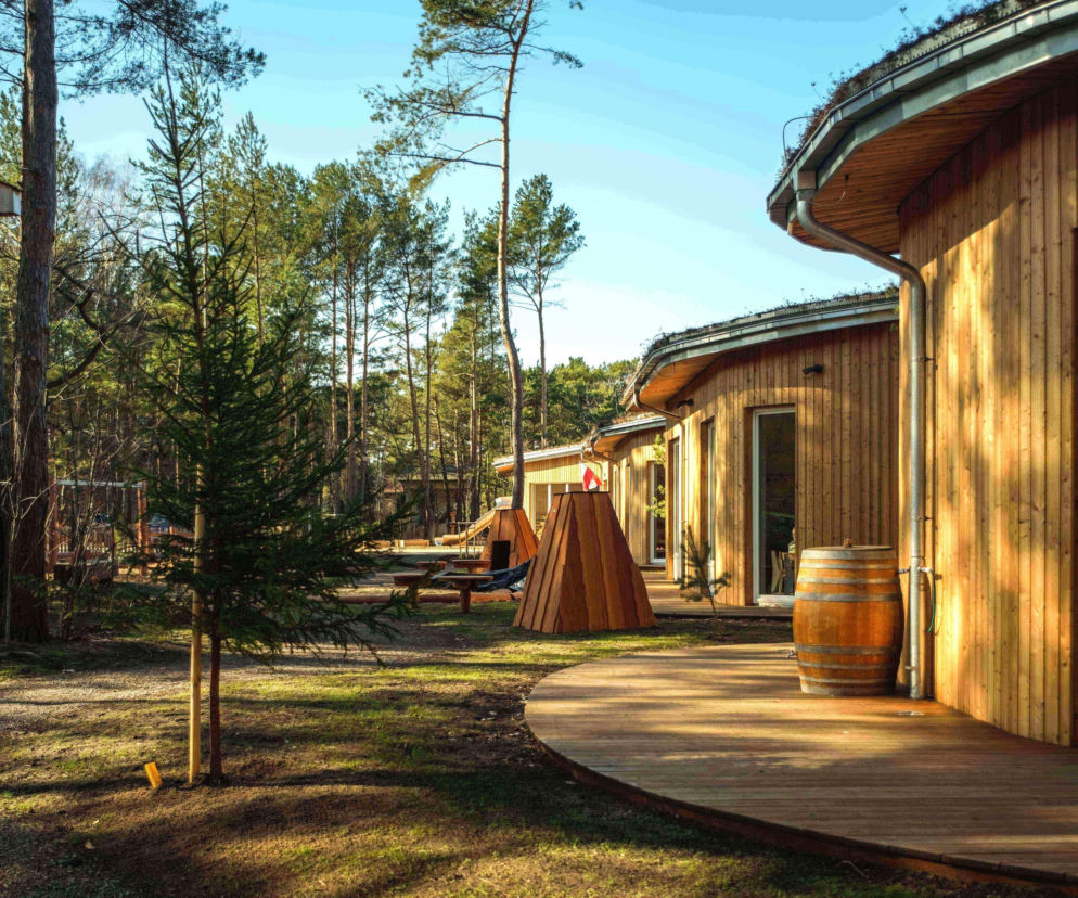 Dzieci czują się tu jak na obozie skautów. Natura zagląda im do okien