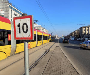 Wielka dziura w torach w centrum Warszawy. Sypią się na naszych oczach!