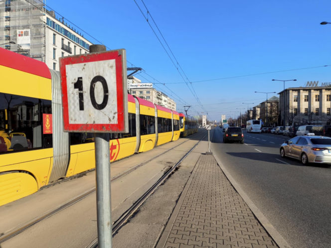 Wielka dziura w torach w centrum Warszawy. Sypią się na naszych oczach!