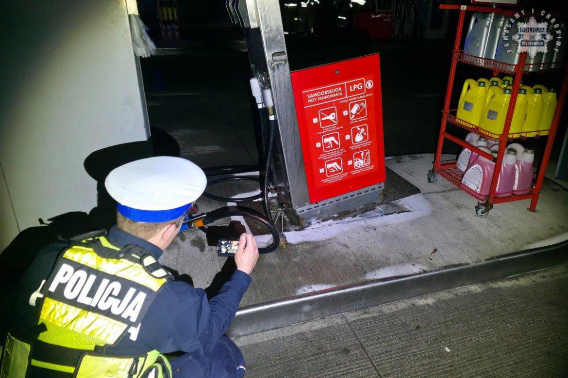 Groźne zdarzenie na stacji paliw w Mysłowicach. Roztargniona kobieta wyrwała przewód LPG z dystrybutora