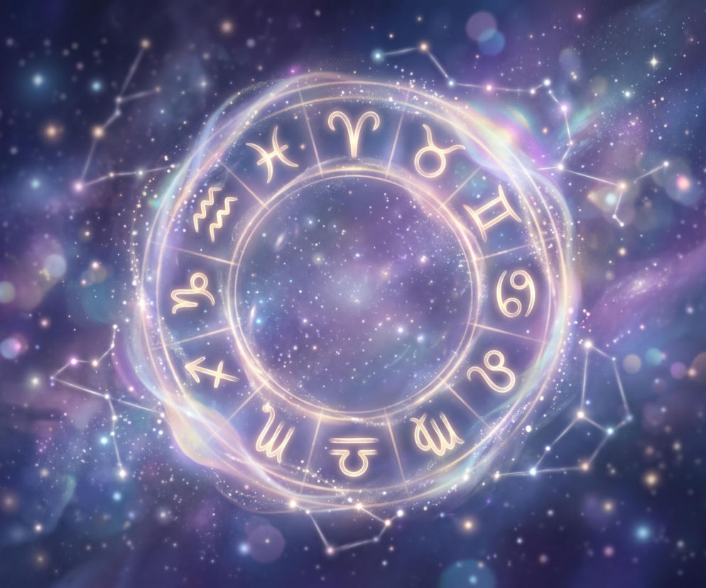 Złocisty krąg z symbolami dwunastu znaków zodiaku na tle gwieździstego kosmosu. Horoskop dzienny sprawdzisz na VOX FM.