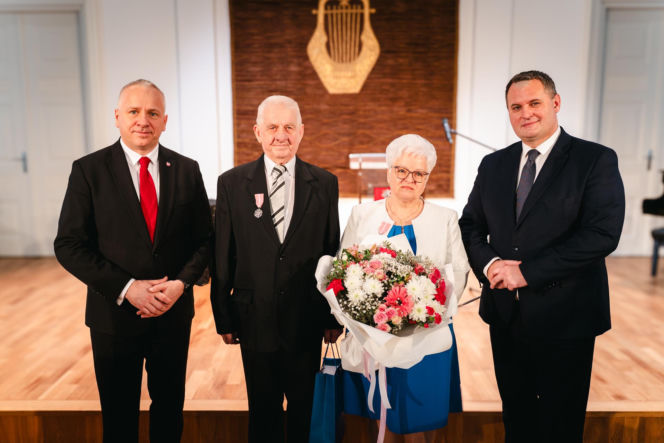 Złoty Gody par małżeńskich w Siedlcach - wręczenie pamiątkowych medali