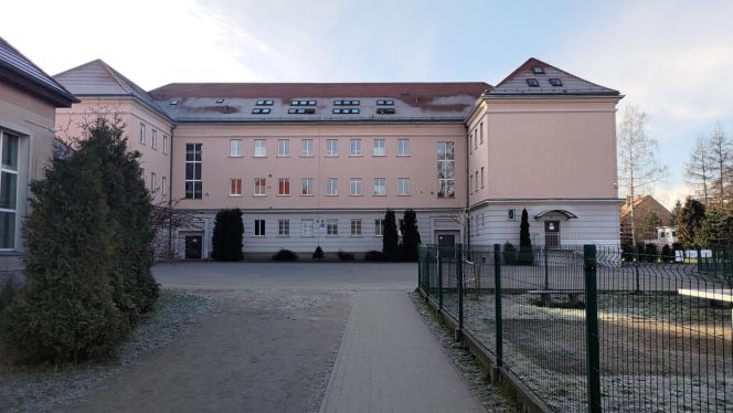 Zabójstwo 11-latki w Jeleniej Górze. Szkoła i miejsce dramatu