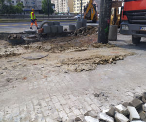Przedwojenna kostka brukowa w centrum Warszawy. Drogowcy odkryli ją przez przypadek