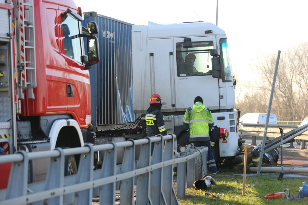 Wypadek TIRA na trasie Siekierkowskiej