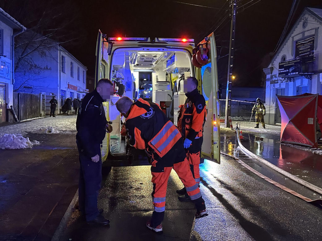 Nocny pożar w Falenicy. Strażacy walczyli z ogniem do rana