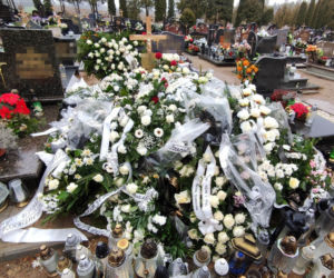 Grób Marcina, który zginał w wypadku w Kamieniu, pokryły białe kwiaty