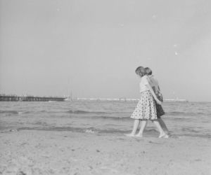Plażowa moda sprzed lat. Tak wypoczywały nad morzem poprzednie pokolenia [ZDJĘCIA ARCHIWALNE]