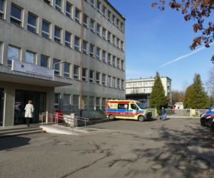 Pielęgniarka zmarła w domu, bo kazano jej czekać na wynik testu