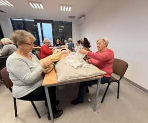 Słuchaczki Międzypokoleniowego Centrum Wiedzy uszyły legowiska dla zwierzaków