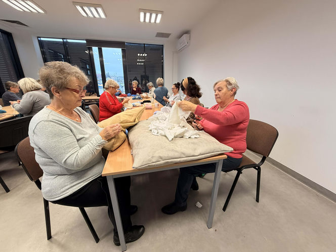 Słuchaczki Międzypokoleniowego Centrum Wiedzy uszyły legowiska dla zwierzaków