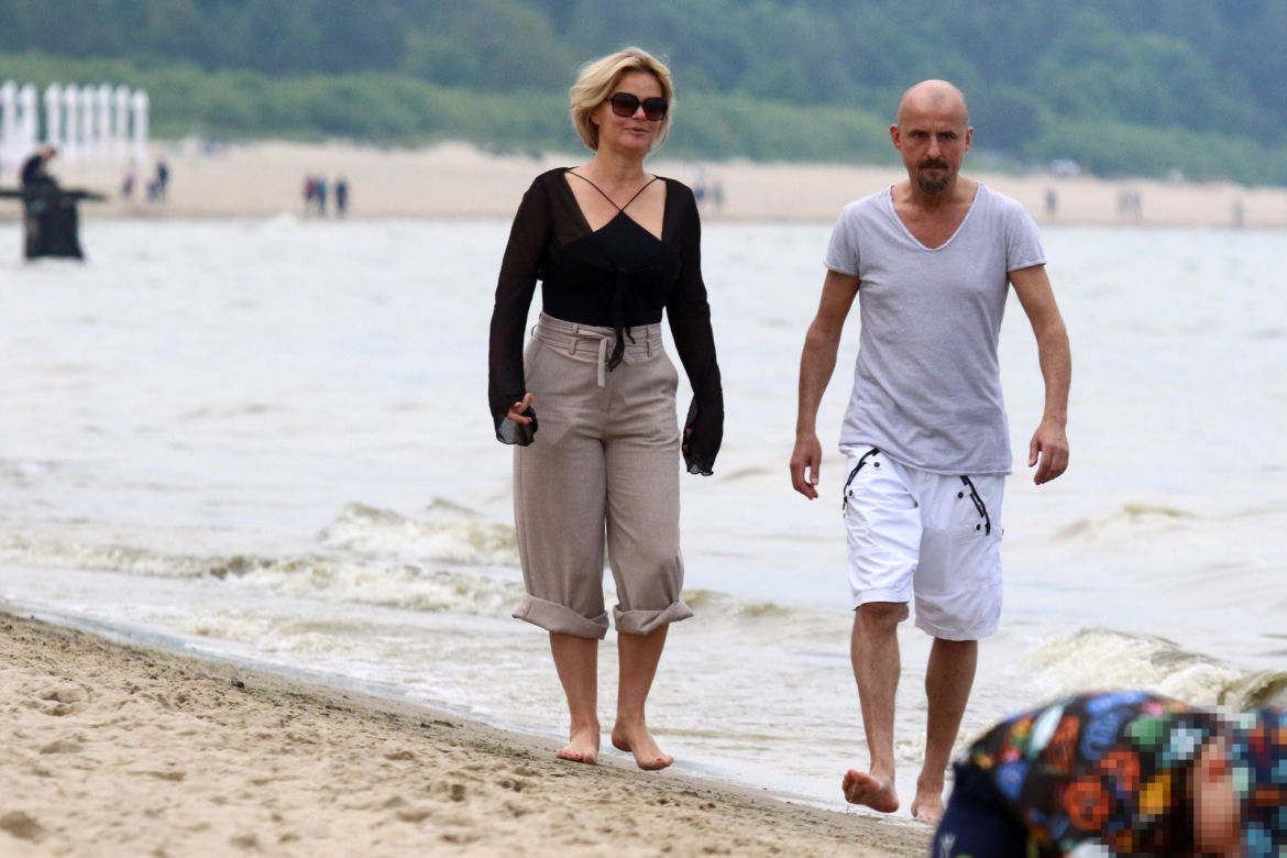 Monika Richardson z ukochanym na plaży