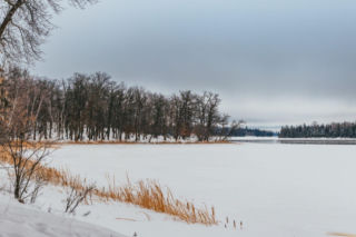 „To się nie zdarza!” Najgłębsze jezioro w Polsce zamarzło po latach łagodnych zim