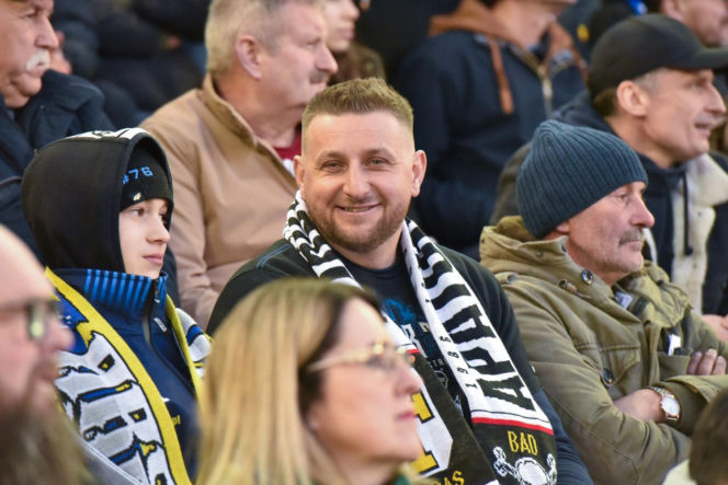 PRES Grupa Dewloperska Toruń - Abramczyk Polonia Bydgoszcz, zdjęcia kibiców i zawodników z pożegnania Adriana Miedzińskiego