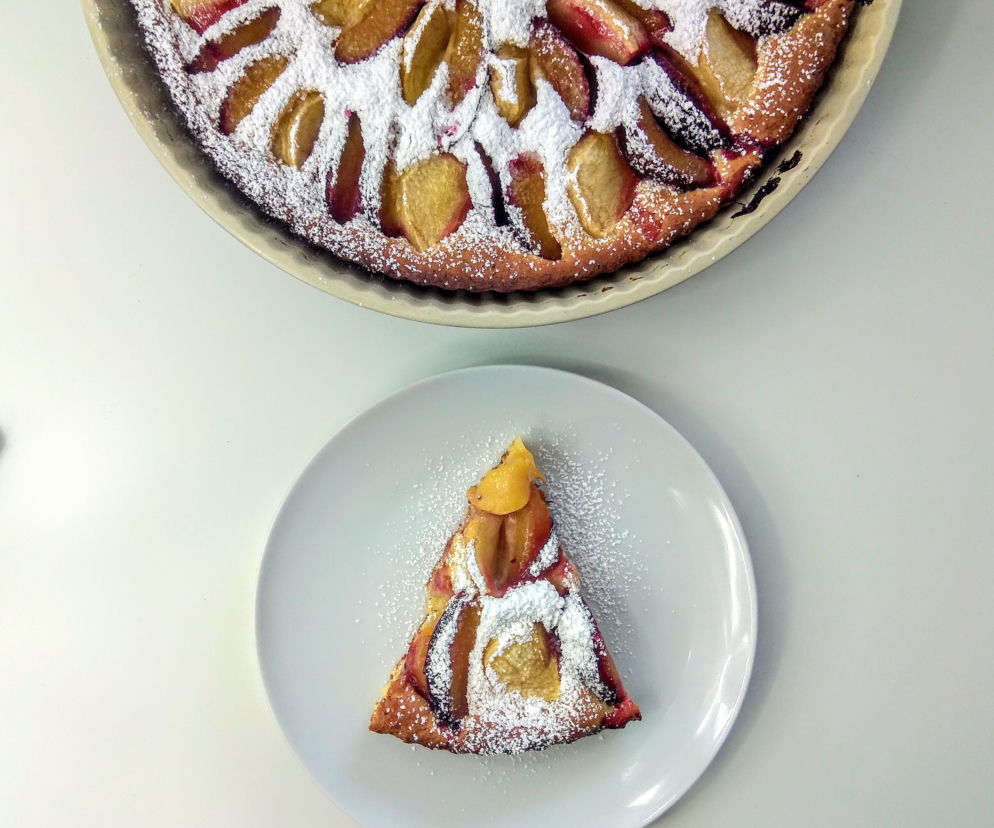Ciasto twarogowe ze śliwkami i jabłkami