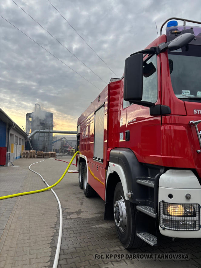 Wybuch i pożar silosu w zakładzie produkcyjnym w Gręboszowie