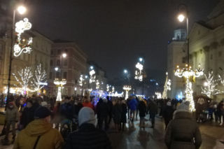 Dzikie tłumy w centrum Warszawy. Człowiek na człowieku, wielu bez maseczek [ZDJĘCIA]