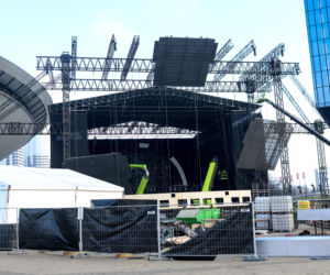 Scena Sylwestra z Dwójką TVP w trakcie budowy