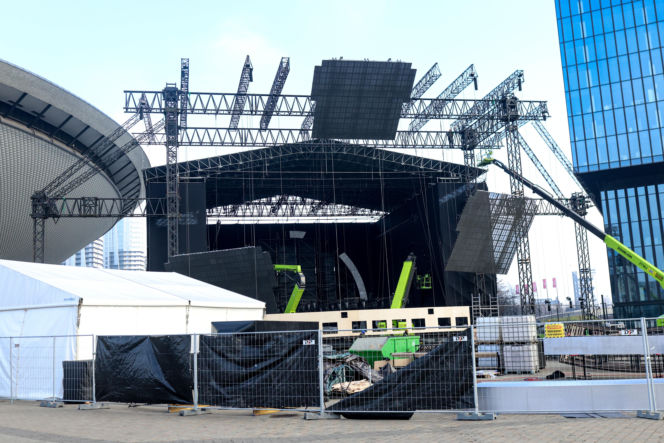 Scena Sylwestra z Dwójką TVP w trakcie budowy