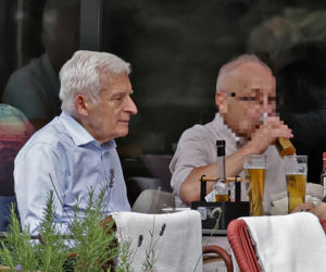 Premier Jerzy Buzek chłodzi się piwkiem