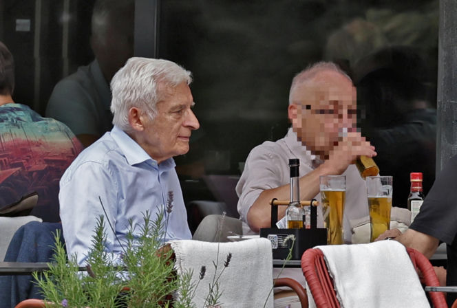 Premier Jerzy Buzek chłodzi się piwkiem