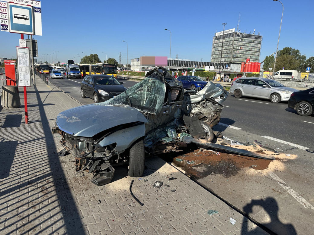 Kierowca hondy wbił się w autobus miejski. Potworny wypadek w Warszawie