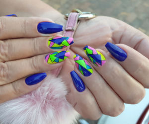Trendy na paznokcie. Neonowy french