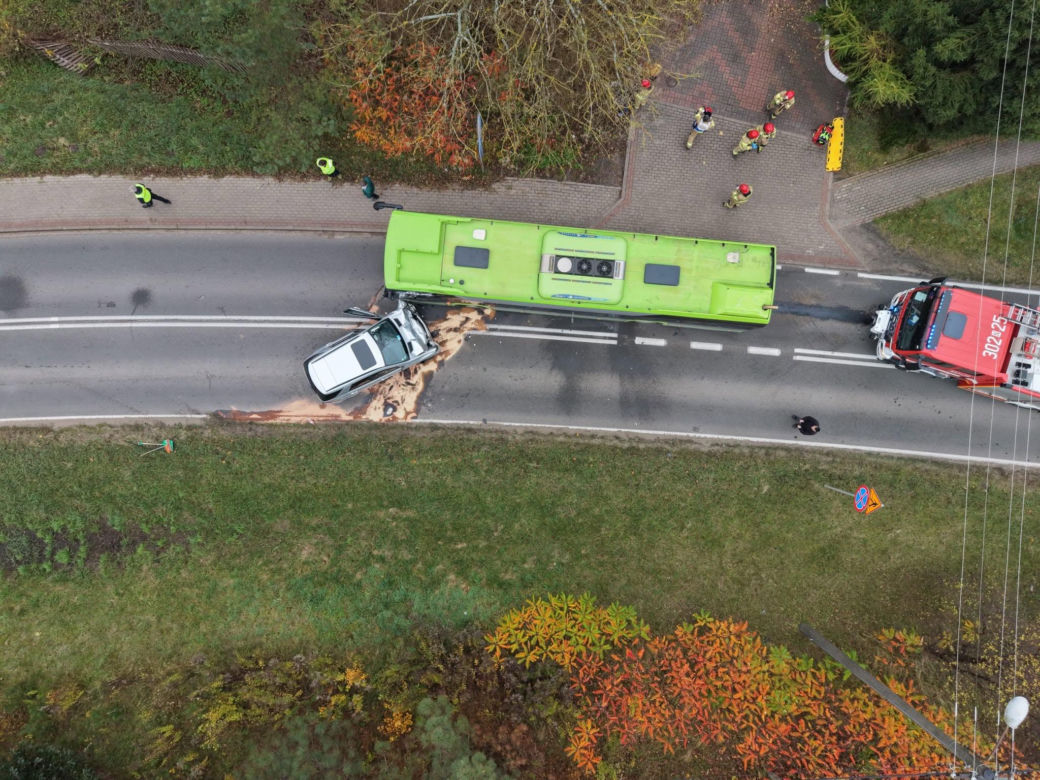 Zderzenie mercedesa z autobusem w Olsztynie. Sześć osób trafiło do szpitala