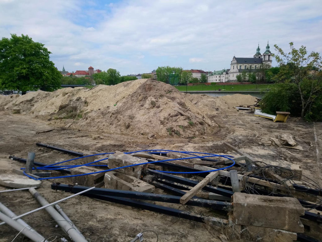 Kraków: Plaża przy Forum znika bezpowrotnie