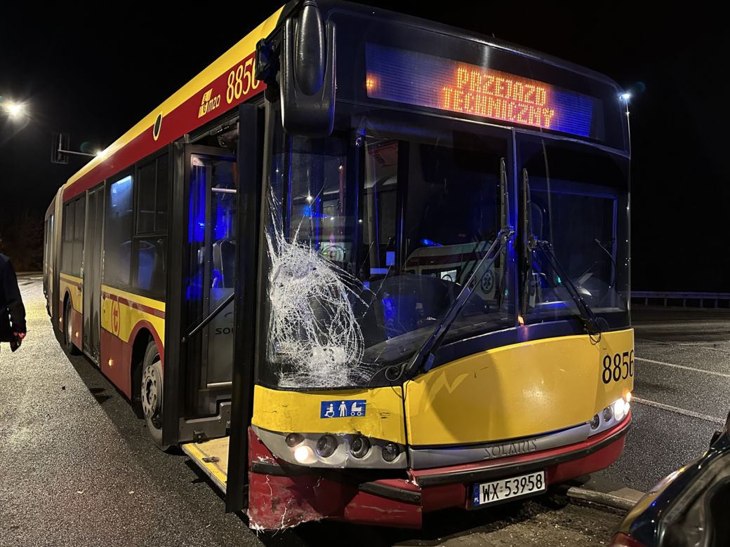 Autobus przeciągnął Lanosa kilkadziesiąt metrów. Poważny wypadek na Białołęce