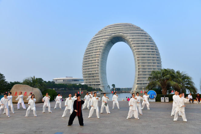 Sheraton Huzhou Hot Spring Resort (Huzhou, Chiny). Projekt:  Ma Yansong z MAD Architects