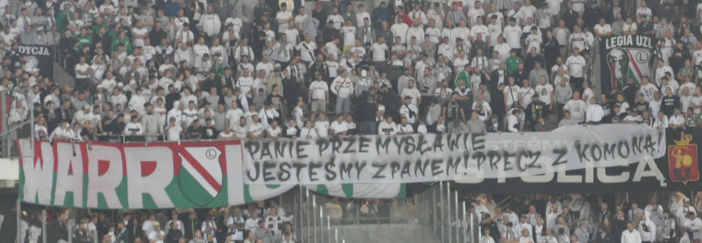 Kibice Legii Warszawa wspierają Przemysława Babiarza