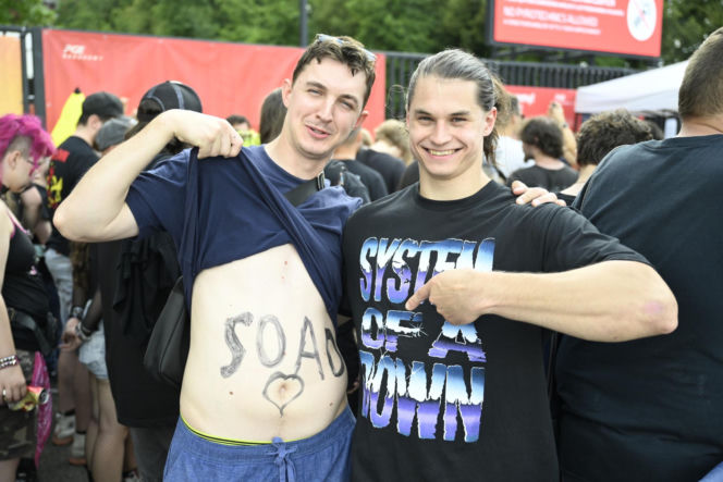 Fani i fanki czekają na System of a Down i Queens of the Stone Age! Zobacz zdjęcia spod PGE Narodowego