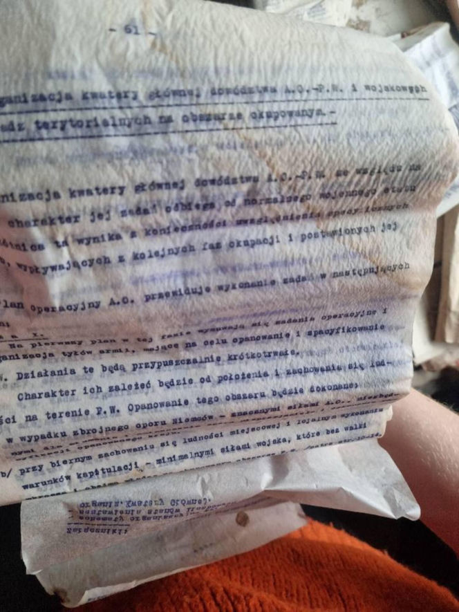 Pod podłogą mieszkania na Saskiej Kępie znajdowała się skytka z dokumentami i prywatnymi rzeczami z czasów okupacji