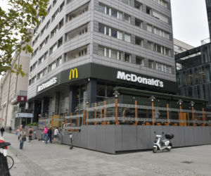 Mężczyzna wypadł z okna i spadł na innego mężczyznę