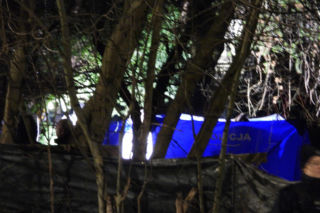 Kryminalni i technicy w białych kombinezonach na Mokotowie. Co się stalo?