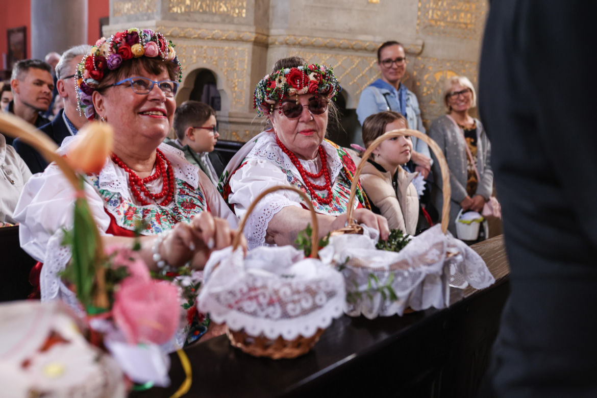 Święcenie pokarmów w strojach ludowych w Bytomiu