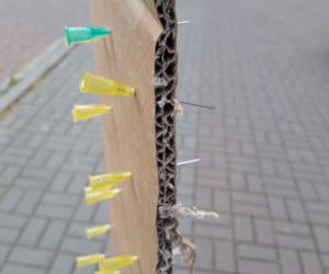 Katowice. Ktoś zastawia PUŁAPKI na psy z kolcami! Są ślady krwi! [ZDJĘCIA]