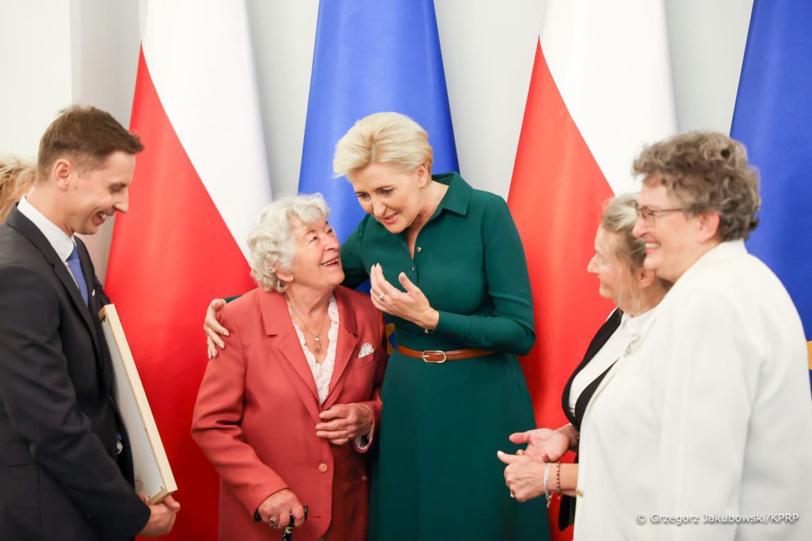 Agata Duda w eleganckich sukienkach