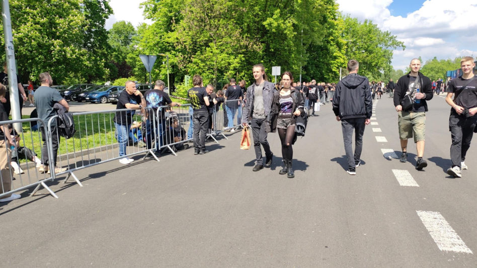 Długie kolejki i tłum fanów przed koncertem Metaliki