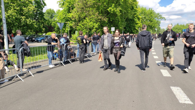 Długie kolejki i tłum fanów przed koncertem Metaliki