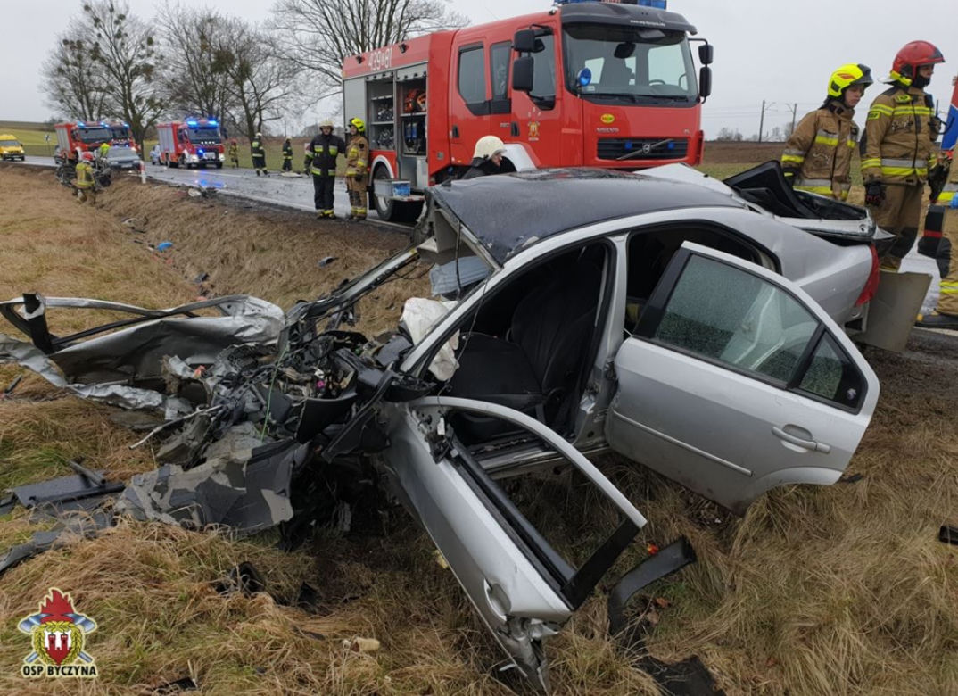 Wyleciał z drogi na łuku. Samochód rozerwało na dwie części. Wszystko się nagrało