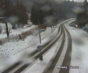 Śnieżyce w Małopolsce. Drogi są białe i śliskie